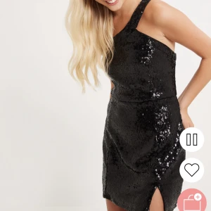 Nelly klänning - Klänning från Nelly perfekt till nyår. Storlek 34 använd endast en gång nypris 649kr säljer för 250kr✨