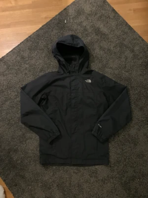 The North Face - The North Face vind jacka. Köpt på Zalando. Den är i riktigt bra skick och allt funkar som den ska. St,xs/s