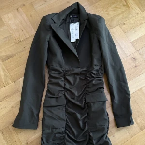 Khakifärgad blazer klänning ZARA  - Storlek S men passar även XS då den är tight och stretchig   Helt ny och aldrig använd, prislappen kvar 