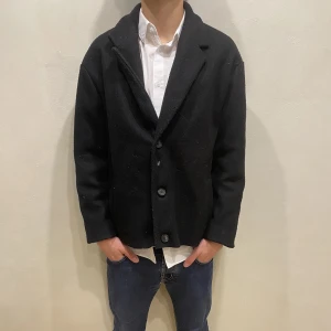 Overshirt Pino  - Hej! Säljer nu min jacka från märket Pino storlek M i fint skick. Modellen på bilden är 180cm lång och väger 80kg. Tveka inte på att höra av dig om du har några frågor eller funderingar kring varan!