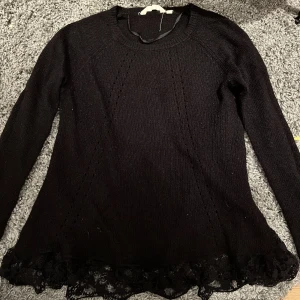 svart stickad tröja 🖤 - tunn svart stickad tröja med spets nertill. det är inte stickig. 🌟