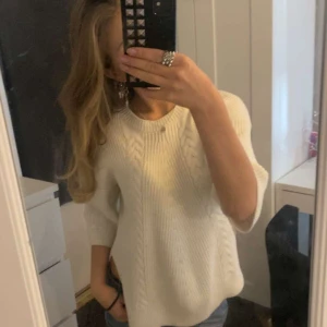 Tröja - Säljer denna jättefina trekvartsärmade tröja som inte kommer till användning längre. Tröjan är i gott skick, inga defekter! Skriv priv för frågor eller mer bilder💕