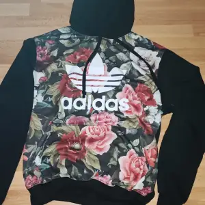 Adidas tjocktröja med blommor på framsidan. Skriv för mer bilder