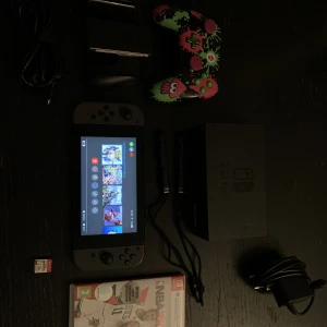 Nintendo Switch med 2 spel och extra spel kontroll - Nintendo Switch. Nba 2k 18 och super smahbros fast super smahbros har inget fodral. En extra kontroll finns. Annars är allting i bra skick 