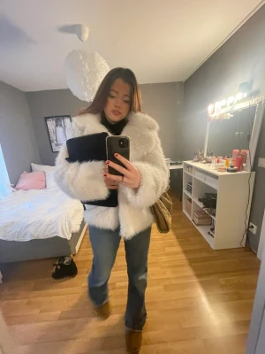 vit päls jacka  - säljer min vita pälsjacka eftersom att jag inte riktigt får avsändning för. Knappt använd så har inga synliga defekter! 