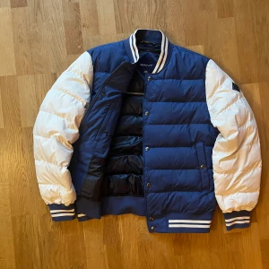 Gant täckjacka  - Baseballjacka stl L. Modell bomberjacka. Använd fåtal gånger.