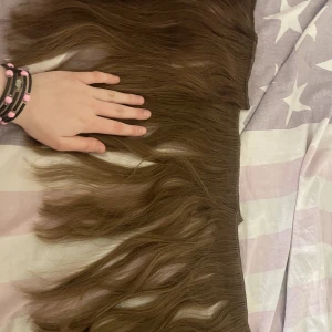 Äkta löshår säljes  - Äkta extensions med riktigt människohår säljes. Det är i bra skick och är med clips så det är lätt att sätta i! Lätt att borsta och går att locka/platta och styla då det är äkta hår! 