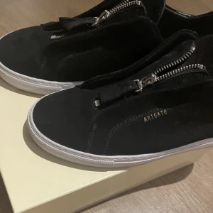 axel arigato skor - nu säljer jag mina axel arigato skor som är köpta här på plick. använt ett par gånger så nästan nytt skick.