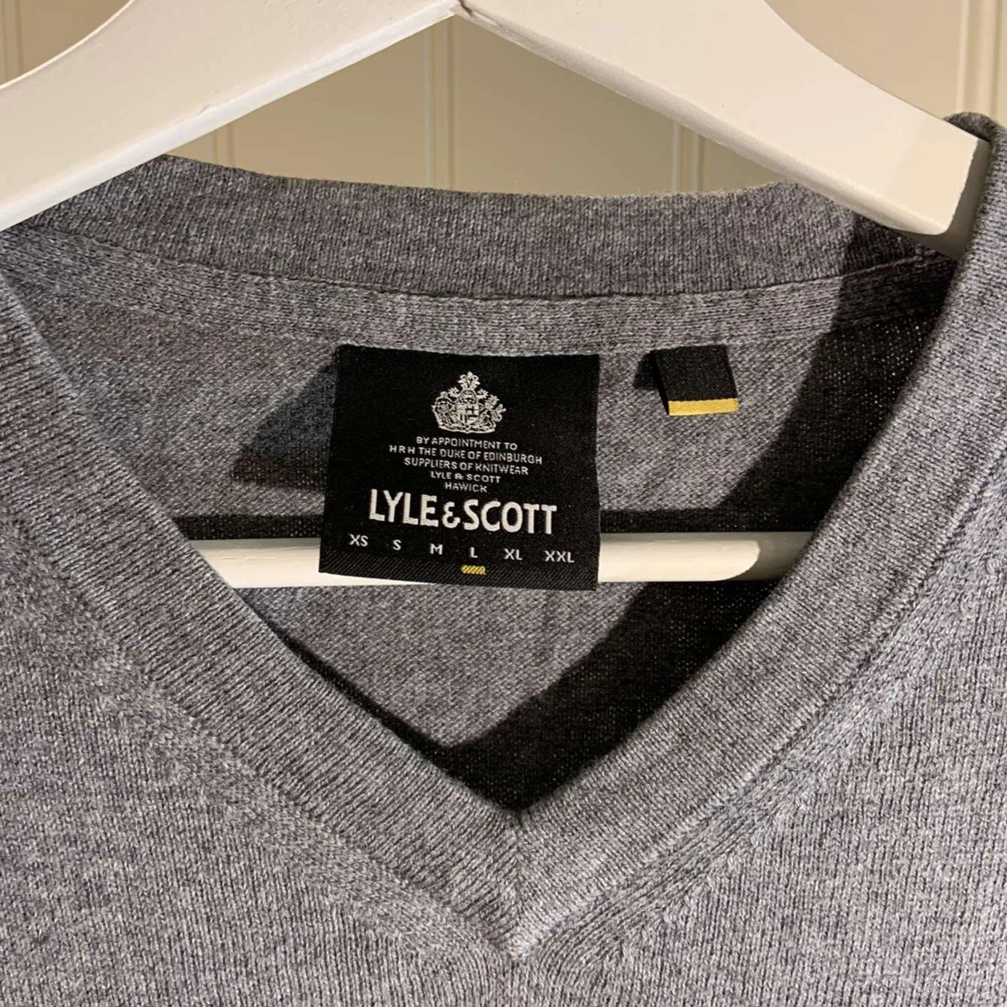 Fin grå Lyle & Scott tröja - 90