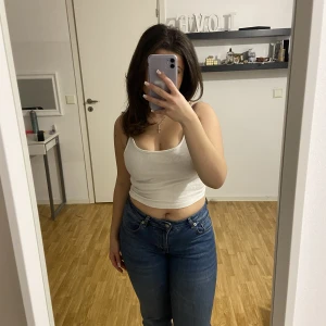 linne - säljer två styckna linnen, båda är i strl L men passar mig som har S, den ena är vit och den andra ljusblå. båda för 80kr