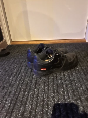 Nike supreme airforce - Säljer nu dessa air force one supreme då jag inte använt dom på ett tag. Dom är använda en del som man ser men inga skador eller hål i dom bara att dom ser lite slitna ut. Kartong ingår och kan säkert fixa fram köp bevis om det önskas. Pris kan diskuteras