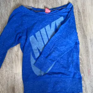 En Nike tröja som man ska ha lite nere på axlarna från Nike!💗 fint skick! Storlek står inte men skulle säga Xs💕  säljer den för 40kr ink frakt 🫶🏼 BETALA VIA SWISH ‼️ TRYCK EJ PÅ KÖP NU‼️ EJ FRI FRAKT‼️
