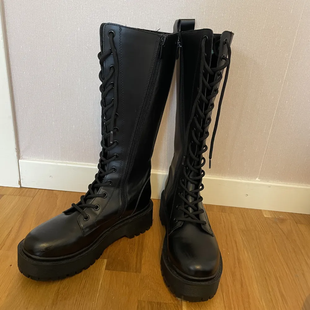 Svarta boots från din sko, helt nya aldrig använda. Nypris 700 kr. Pris kan diskuteras. Skriv om du har frågor!💕. Skor.
