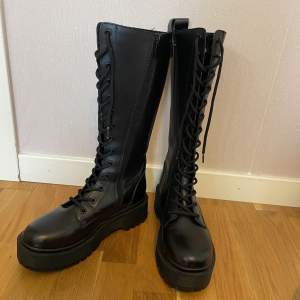 Svarta boots från din sko, helt nya aldrig använda. Nypris 700 kr. Pris kan diskuteras. Skriv om du har frågor!💕