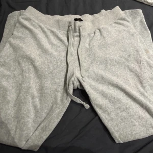 gråa juicy couture  - jättefina gråa juicy couture byxor, denna modell säljs inte längre! 🤍 utan fickor på framsidan, fint skick förutom en liten fläck på framsidan. passar nån som är kort (under 150cm) då de är uppsydda! midja- 34,5cm, innerben- 63,5cm