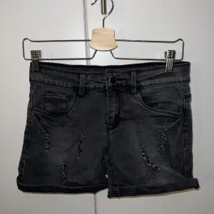 Säljer dessa shortsen från Jacqueline de yong i storlek 29. Pris: 10 kr