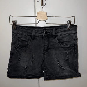 Shorts - Säljer dessa shortsen från Jacqueline de yong i storlek 29. Pris: 10 kr