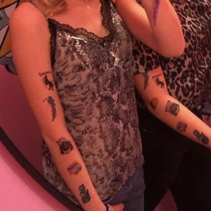 Linne med ormmönster  - Hejj, säljer detta jätte fina linne med spets upptill då jag inte använder det så mycket längre och det bara ligger i garderoben. Super fint till middagar eller ba till en vardag. Hör av er vid frågor💗