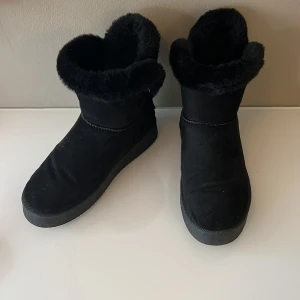 Uggs - Dessa skor säljer jag då jag har för mycket uggs. Dem är använda men i fint skick. Lite slitage på hälarna men inget som syns, väldigt mysiga skor med rejäl sula!