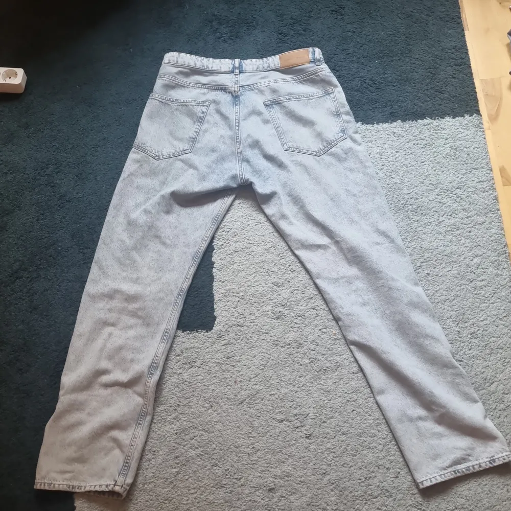 W29 L32 byxorna är i perfekt skick då de bara är använda ett enstaka gånger. Jeans & Byxor.