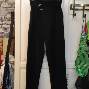 Svarta kostymbyxor - Enkla tunna och sköna svarta kostymbyxor. Bra skick. Kommer med skärp.