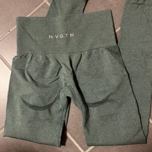 Nvgtn byxor  - Jättefina nvgtn byxor, äkta.  I storlek xs. Säljs då de ej passar mig längre, superfin grön färg.