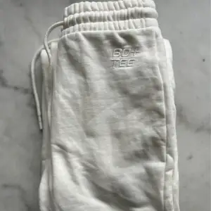 High waist w/ stretchy elastic waistband & drawstring tie front, cottonpoly sweat joggers have embroidered logo. Finished w/ split hem detailing. Gently used condition. No fading, pilling, stains, fuzz, tears, holes, or rips. Smoke/pet free home. Orig 468