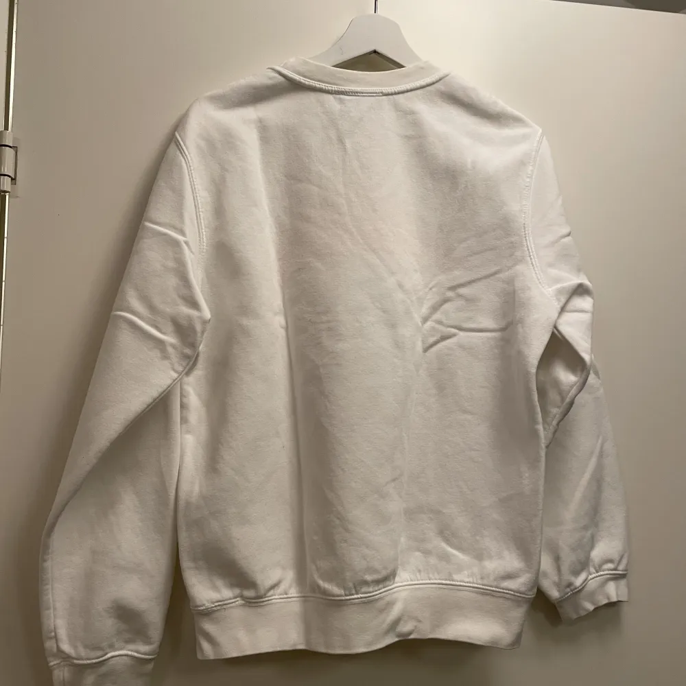 En jättemysig sweatshirt köpt från en hov1 konsert jag var på 2019. Säljer då jag knappt använt den, passar xs-m. Köpt för 500kr. Tröjor & Koftor.