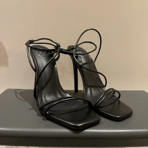 Svarta sandal klackar  - Helt nya, oanvända svarta klackar från Missguided. Köpta för ett par månader sen men är tyvärr för små för mig. 