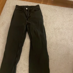 Raka jeans  - Raka jeans med hög midja. Säljer pga att jag aldrig använder dessa, det är fof i bra skick. 