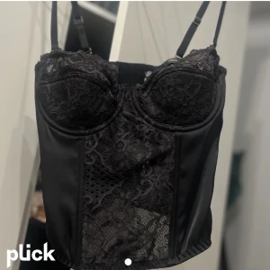 Svart corsetttopp - Jätte snygg corsett topp från Urban Outfitters,  Strl XS
