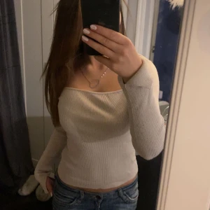 Tröja - Säljer denna tröja från hm. Tröjan är i fint skick, inga defekter. Skriv priv för frågor eller mer bilder💕