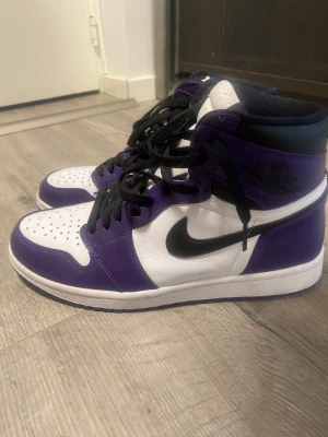 Jordan 1 court purple high - Storlek 42.5  Använda men bra skicka 7/10 