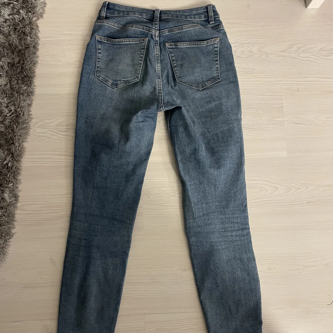 Ett par blåa skinny jeans - 90