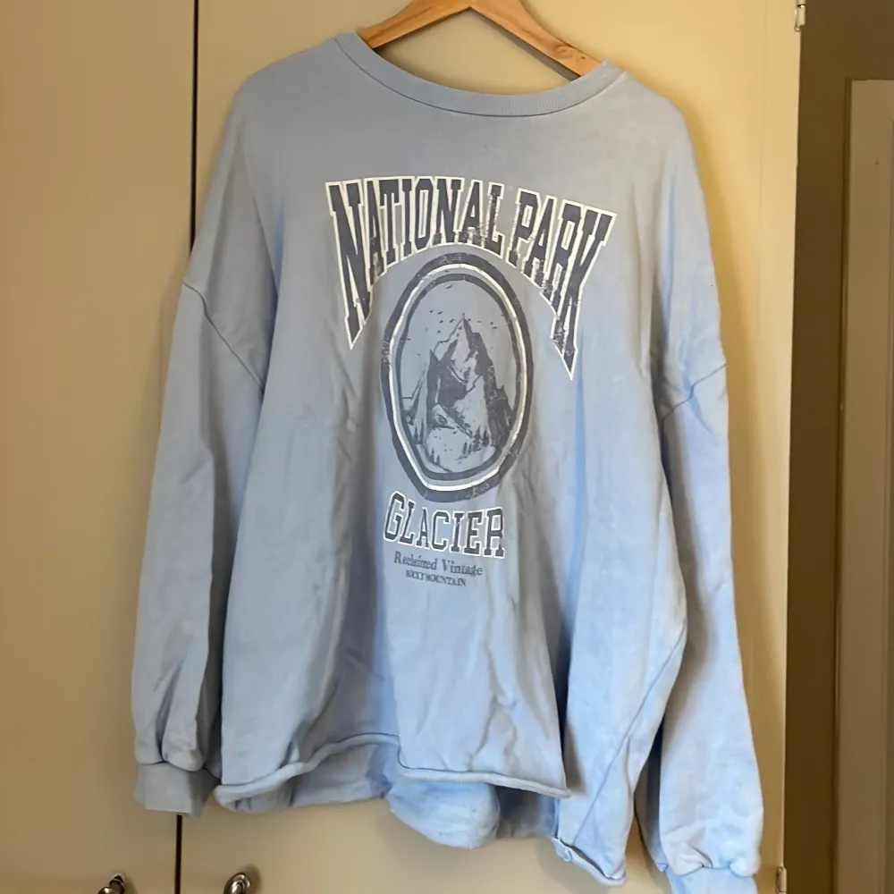 Stor mysig crewneck från reclaimed vintage. Fint skick i stl S men passar även större storlekar💗 Allt ska bort så pris kan diskuteras☺️. Hoodies.