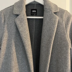 Lång grå zara kappa - Skön och varm och lång  Skriv för bild på! Använd fåtal gånger, så topp skick och inga defekter 