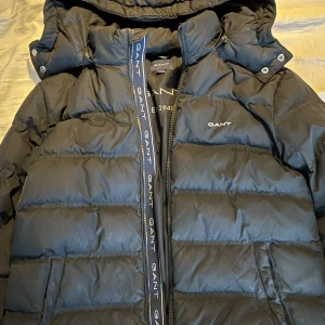 Vinter jacka GANT - Vinter jacka Gant. Använd men inte något fel på. Tvättas innan överlämning. 