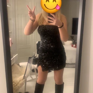 Nyårklänning - Jättefin nyårsklänning med paljetter i storlek S som bara används en gång. Är i nyskick och köpt för 399 kr på Nelly men säljs för 250 kr. Skriv för fler bilder eller frågor