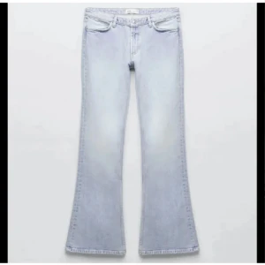 Zara jeans  - Säljer ett par zara jeans eftersom de var förstora på mig, är 163 så skulle säga att jeansen passat någon som ör längre än det eftersom de var för långa på mig. Köpt är på Plick och i jättebra skick. Skriv för fler bilder 🤍