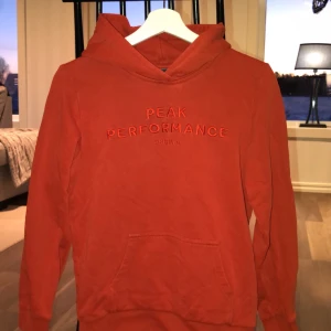 Peak performance hoddie  - Säljer min riktigt fina peak performance hoddie som är i riktigt bra skick och är inte mycket använd. Säljer den pågrund av att storlek är för liten för mig.