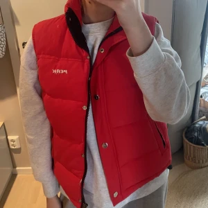 Dunväst  - Jag säljer min röda peak performance väst. Den är i bra skick och det är en L men den är liten i storleken så passar på mig som är mellan S-M. Hör av er vid intresse!