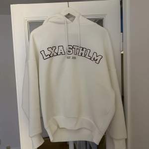 Säljer min fina hoodie från LXA i storlek S🩷 Tröjan är som i nyskick då jag endast använt den 1-2 gånger . Köptes för 890kr och är slutsåld på hemsidan🩷