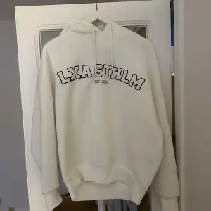 Säljer min fina hoodie från LXA i storlek S🩷 Tröjan är som i nyskick då jag endast använt den 1-2 gånger . Köptes för 890kr och är slutsåld på hemsidan🩷