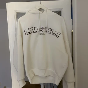 Hoodie LXA - Säljer min fina hoodie från LXA i storlek S🩷 Tröjan är som i nyskick då jag endast använt den 1-2 gånger . Köptes för 890kr och är slutsåld på hemsidan🩷