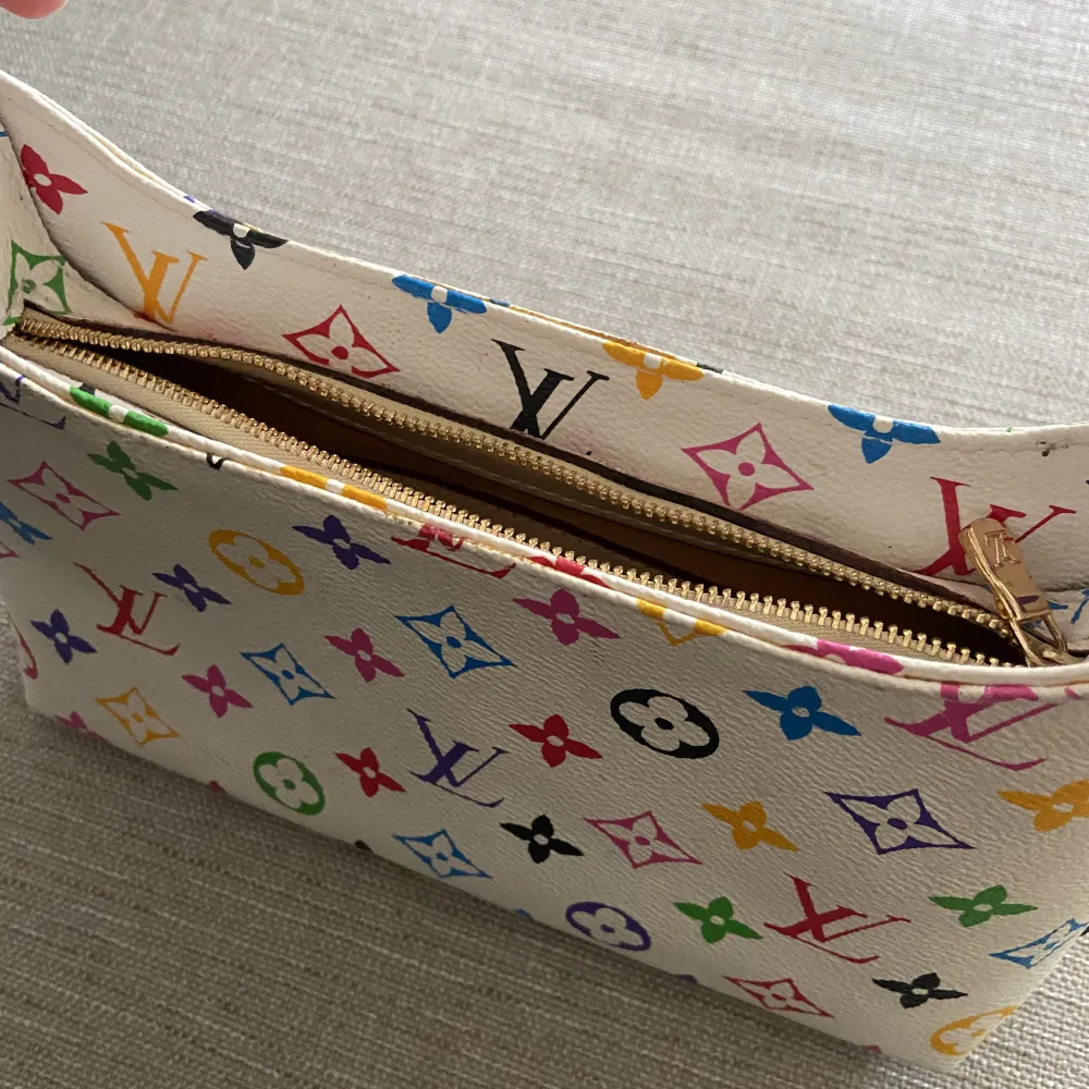 Så fin Louis Vuitton väska (ej äkta) 💕🌸Perfekt längd att ha på axeln! Den trendiga färgglada modellen, väldigt y2k Mean Girls 😍Lite slitningar här o var på väskan, men inget som stör. Fräsch på insidan också. Sååå unik piece att ha hemma 🌸🌹. Accessoarer.