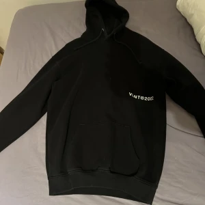 Hoodie  - Snygg svart hoodie från ”VAILENT”! Säljes då den inte kmr till någon användning längre😇, kom privat för fler bilder!