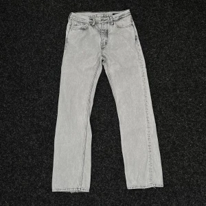 HOPE Rush Jeans - HOPE jeans som säljes pga att det ej används så mycket längre, har slitningar vid hälen där bak men annars i bra skick. Bara att höra av sig för fler bilder eller frågor. 🤝🏼