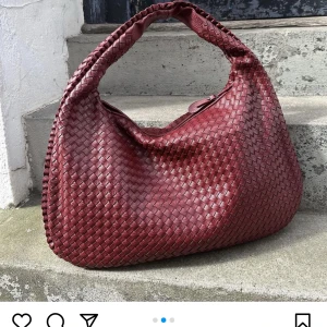 Vinröd väska - As cool vinröd vottega bonetta inspirerad väska!! Helt ny, ligger kvar i samma förpackning som den kom i (lånad bild)!! Rymlig, dator får plats!! Nypris 700kr från Pitaya 