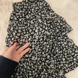 volangkjol - säljer denna söta volangkjolen från stradivarius, använd ett fåtal gånger❤️storlek s, säljer för 100kr plus frakt❤️