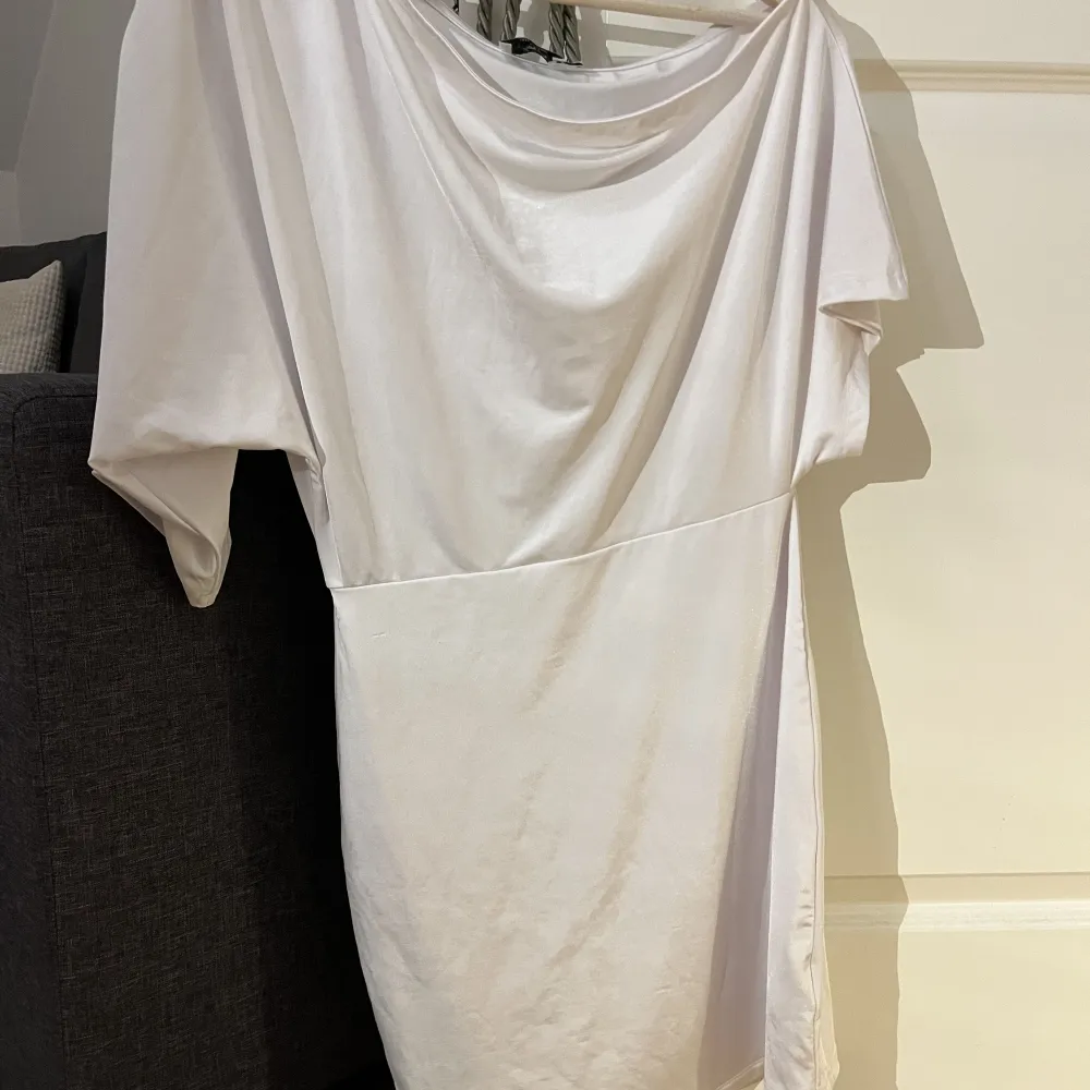 Säljer denna superfina slutsålda klänningen från Hanna Schönbergs kollektion med NA-KD i storlek S. Den är endast använd en gång och funkar perfekt till student eller konfirmation!🫶🏼. Klänningar.